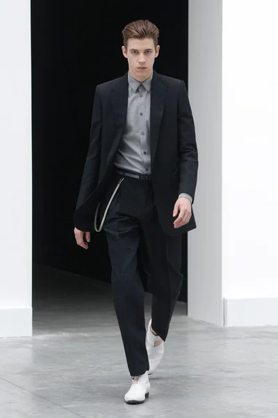 Look 16